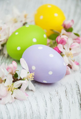 Obraz na płótnie Canvas Easter eggs and apple blossom