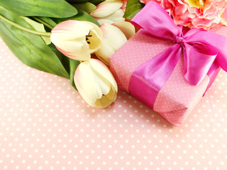 Obraz na płótnie Canvas present gift box and flowers artificial bouquet;