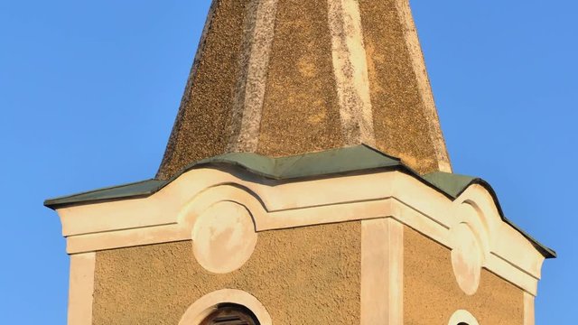 Tilt Shot: Turm mit osmanischem, historischem milit&auml;rischem Feldzeichen auf Spitze. T&uuml;rkenturm 