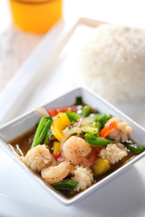 Shrimp with black pepper and rice.