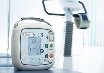 Defibrillator vor Ergometer in Arzt Praxis mit selektiver Schärfe - obrazy, fototapety, plakaty