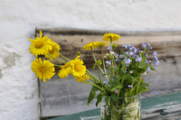 wiesenblumenstrauss in einem bierkrug