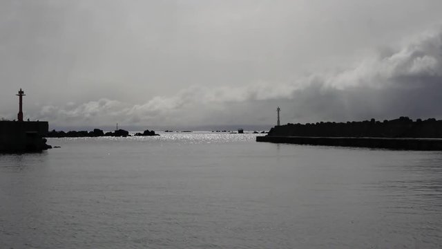 灯台のある港　冬景色