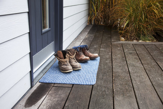 Wanderschuhe vor Hauseingang