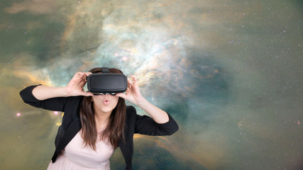 Frau mit Virtual-Reality-Brille. 