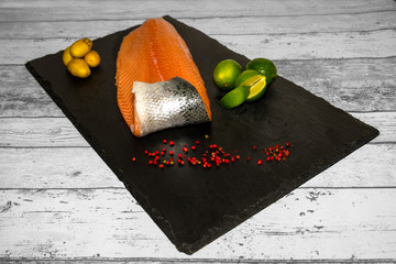 Lachs Filet ganz auf schwarzer Schiefer Platte