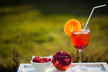 Granatapfel Spritz im Garten serviert