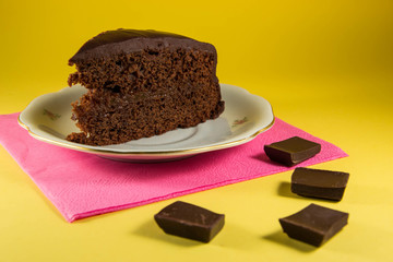 Torta al cioccolato su sfondo giallo