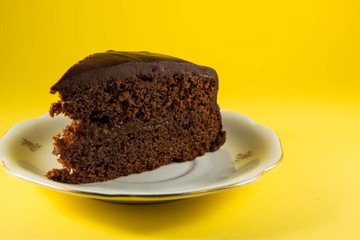 Torta al cioccolato su sfondo giallo