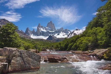 Fotobehang Cerro Chaltén uitzicht vanaf de rivier op een prachtige pluimwolk boven de Fitz Roy-berg in Los Glaciares National Park in Argentinië