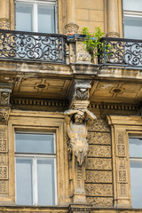 Obraz premium Viennese architecture: old dwelling house in Vienna, Austria.