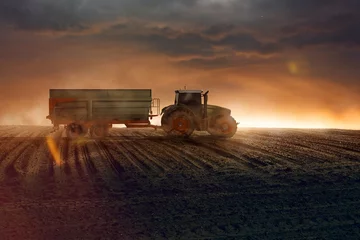 Fotobehang Traktor auf einem Acker © lassedesignen