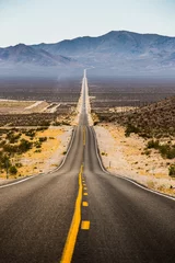 Foto auf Acrylglas Route 66 Endlose gerade Straße im Death Valley Nationalpark, Kalifornien, USA