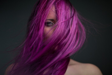 portrait jolie fille aux cheveux violets