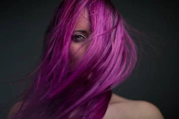 Papier Peint photo Lavable Salon de coiffure portrait jolie fille aux cheveux violets