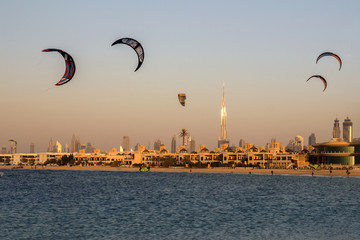 Obraz premium Dubaj plaża kitesurfing i panorama panoramę
