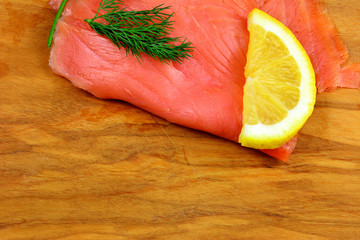 Fischkarte - Räucherlachs mit Dill und Zitrone am Holzbrett mit Textfreiraum
