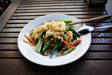 Rice noodle plate with vegetables and shrimps