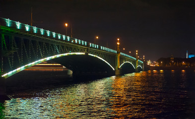 Fototapeta na wymiar Night view of bridge
