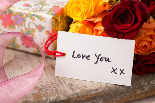 Gift Tag with the text "Love You" Valentines