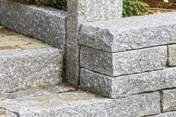 Stufen aus Naturstein im Gartenbereich