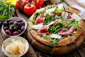 Foto op Plexiglas Verse pizza met ham en rucola © karepa