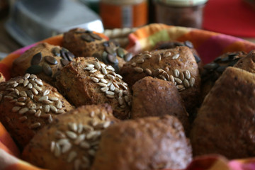 frühstück mit selbstgemachten körner brötchen