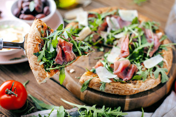 Frische Pizza mit Schincken und Rucolla 