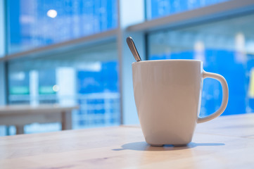 tasse de café dans un intérieur de restaurant