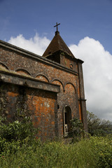 Fototapeta premium EGLISE CATHOLIQUE AU SOMMET DU BOKOR, HERITAGE DE LA PERIODE COLONIALE 