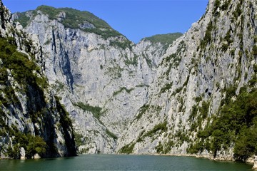 река в ущельи