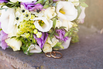 wedding arrangement, wedding bouquet with rings