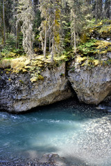 rocher au bord de la rivière