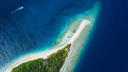Beautiful aerial view of tropical beach - obrazy, fototapety, plakaty