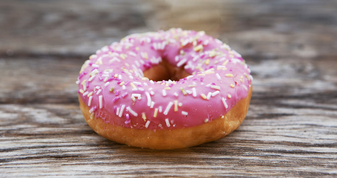 donuts nappé de sucre rose 