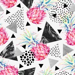 Gordijnen Aquarel ananas en getextureerde driehoeken naadloze patroon. © Tanya Syrytsyna