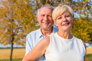 Senior Frau und Mann, ein Paar, umarmen sich verliebt