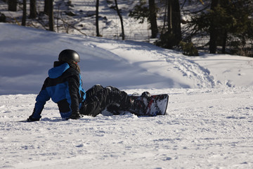 Fototapeta na wymiar learning to snowboard