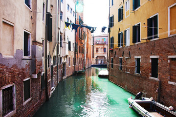Fototapeta na wymiar farbige Häuser in Venedig mit türkisblauem Lagunenwasser