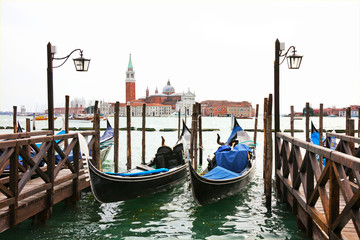 Zwei Gondeln in der Lagune von Venedig an der Anlegestelle