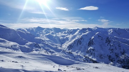 Verschneite Alpen bei traumhaftem Sonnenschein