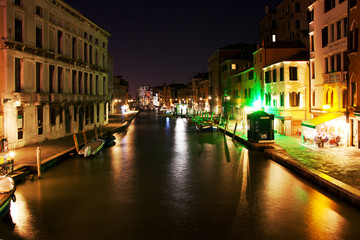 Fototapeta na wymiar Langzeitbelichtung am Canal Grande in Venedig