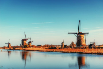 Obrazy na Szkle  Colorful spring day with traditional Dutch windmills canal in Ro