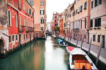 Fototapeta na wymiar Grünes Wasser und rote Häuser in Venedig