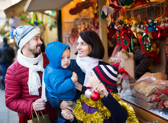 Obraz na płótnie Canvas Family purchasing Christmas decoration