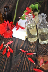 Olejki eteryczne, naturalne mydła i czerwone kwiaty
