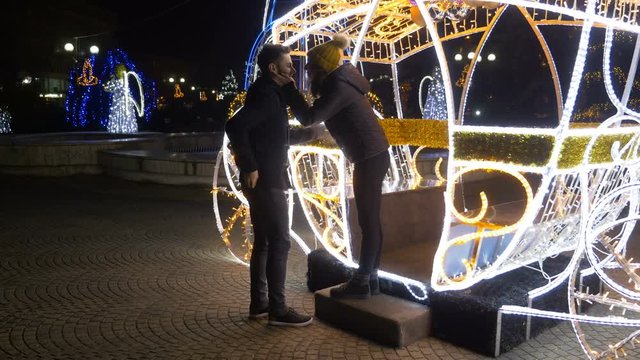 Man surprises his girlfriend with engagement ring at fair in a Christmas carriage decoration