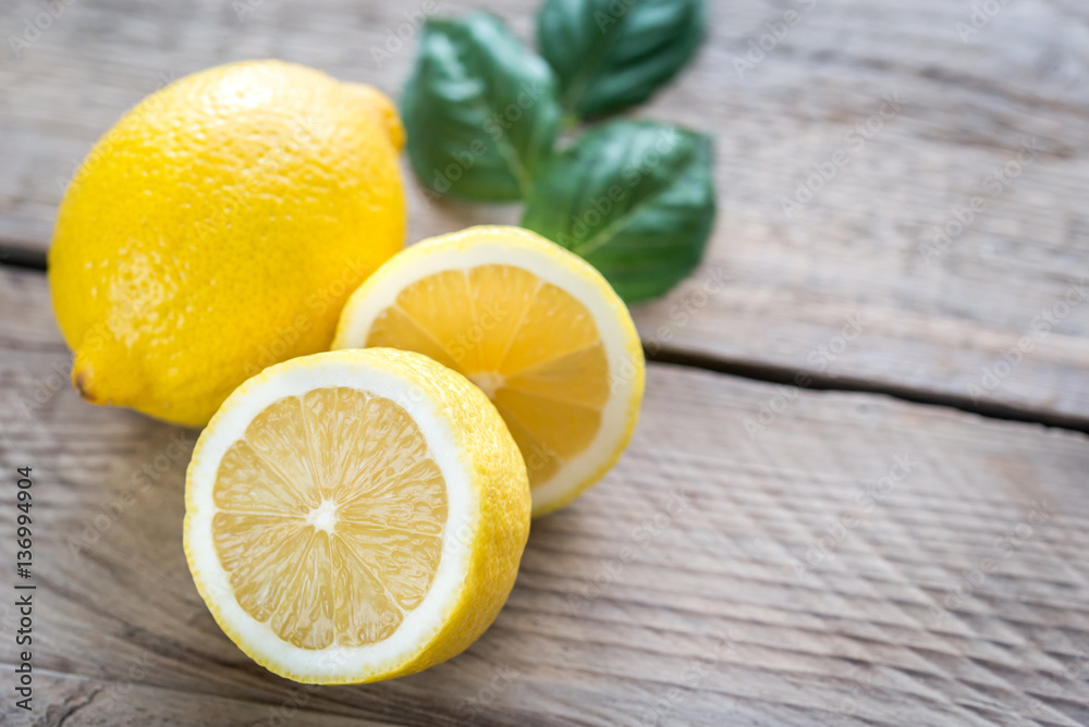 Poster Fresh lemons on the wooden background