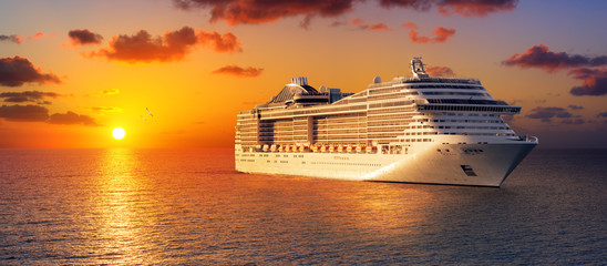 Fototapeta Cruise At Sunset In Ocean
 obraz
