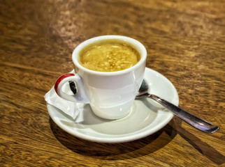 Café con leche en barra de bar